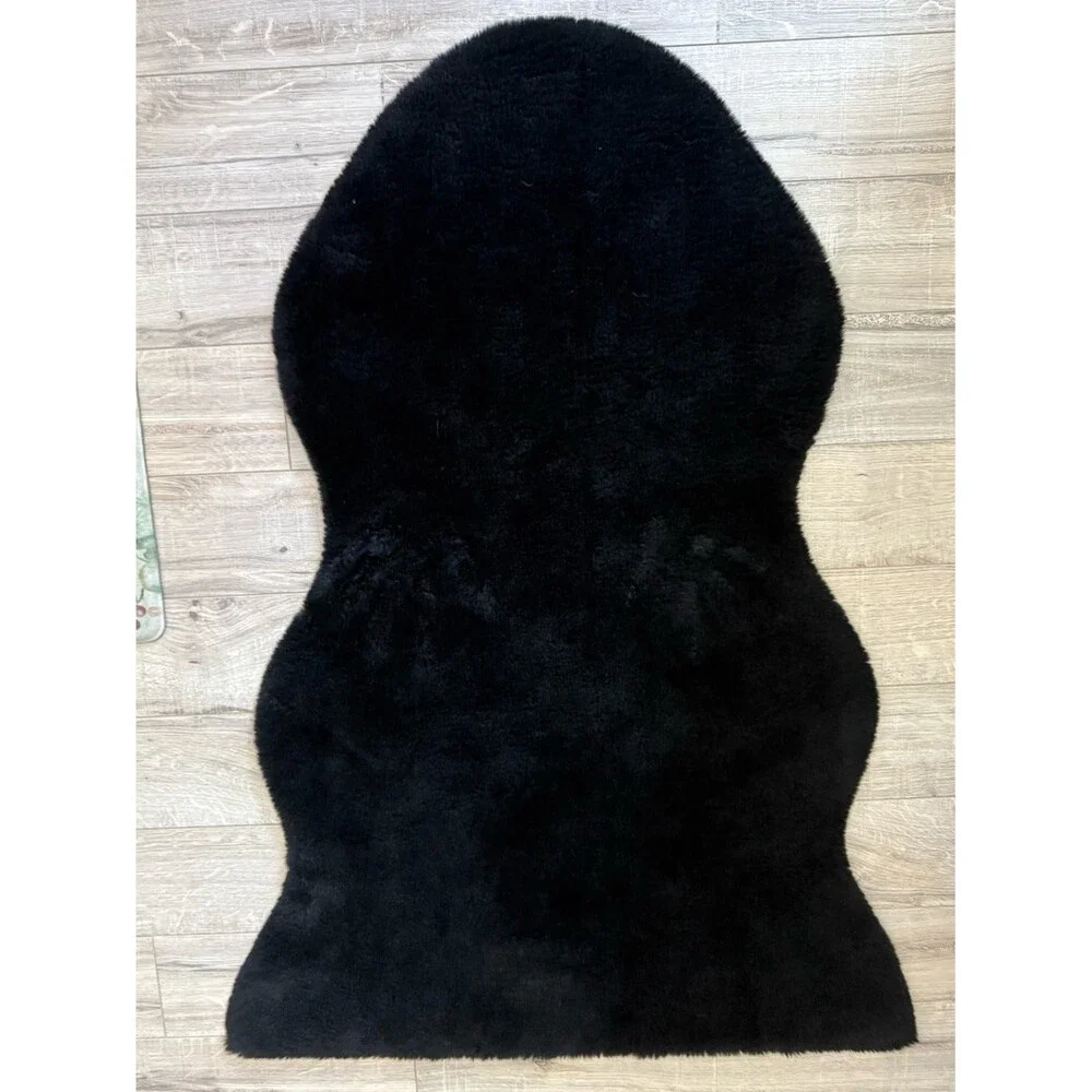 Silhouette homes Plush Black Faux Fur Accent Rug